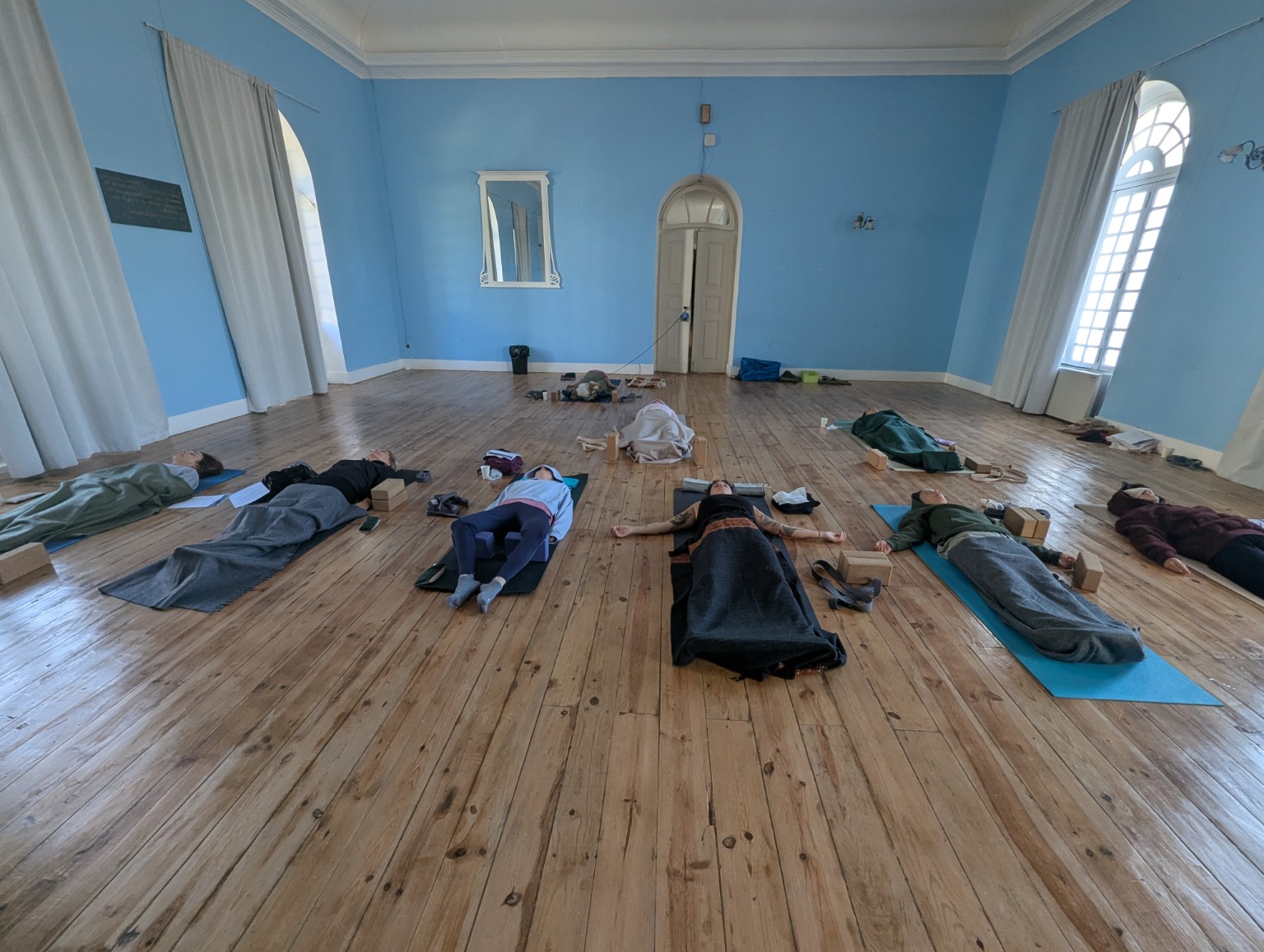 Momento de repouso na sala de práticas do retiro