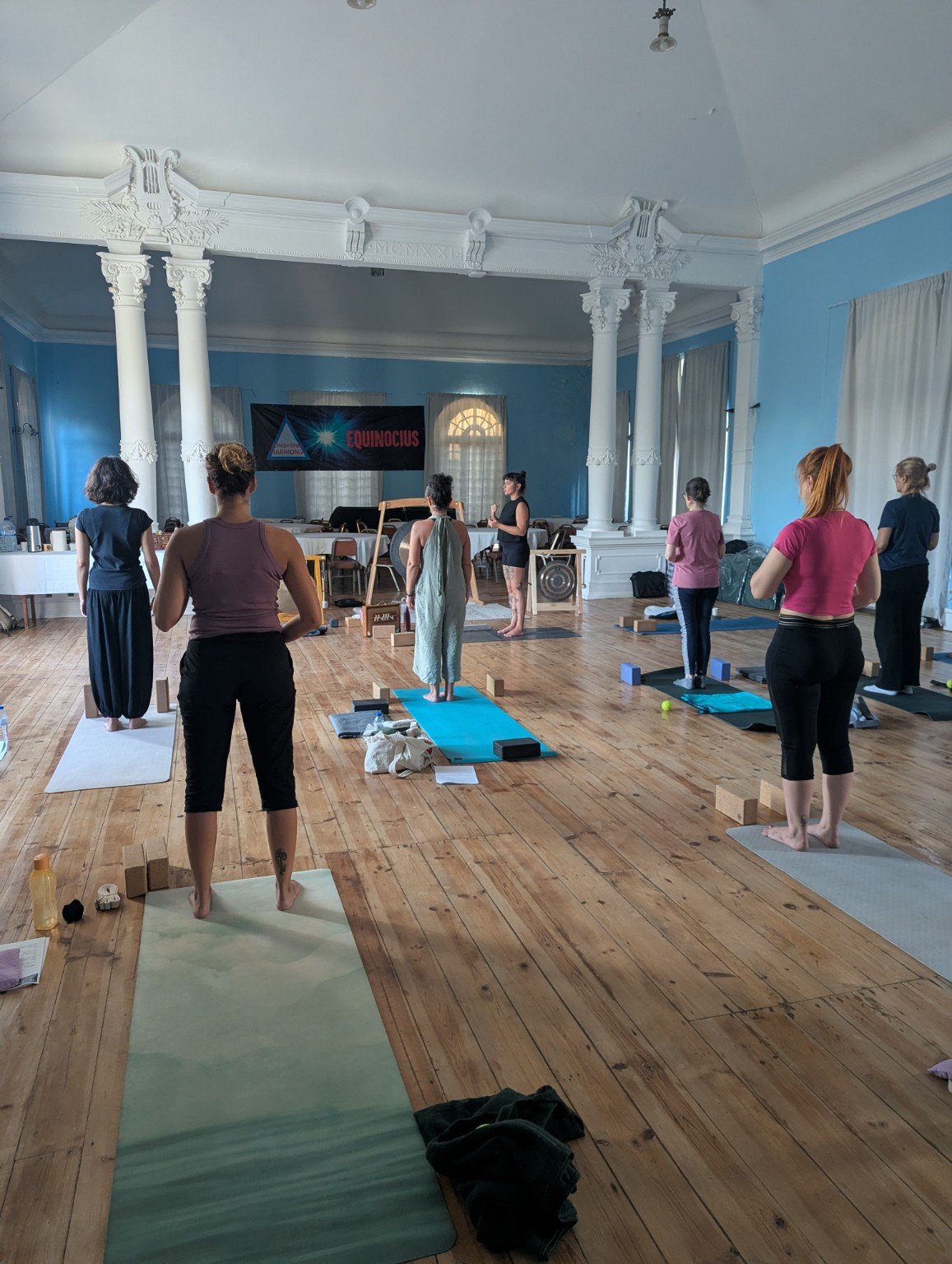 Grupo numa prática de Yoga durante o retiro
